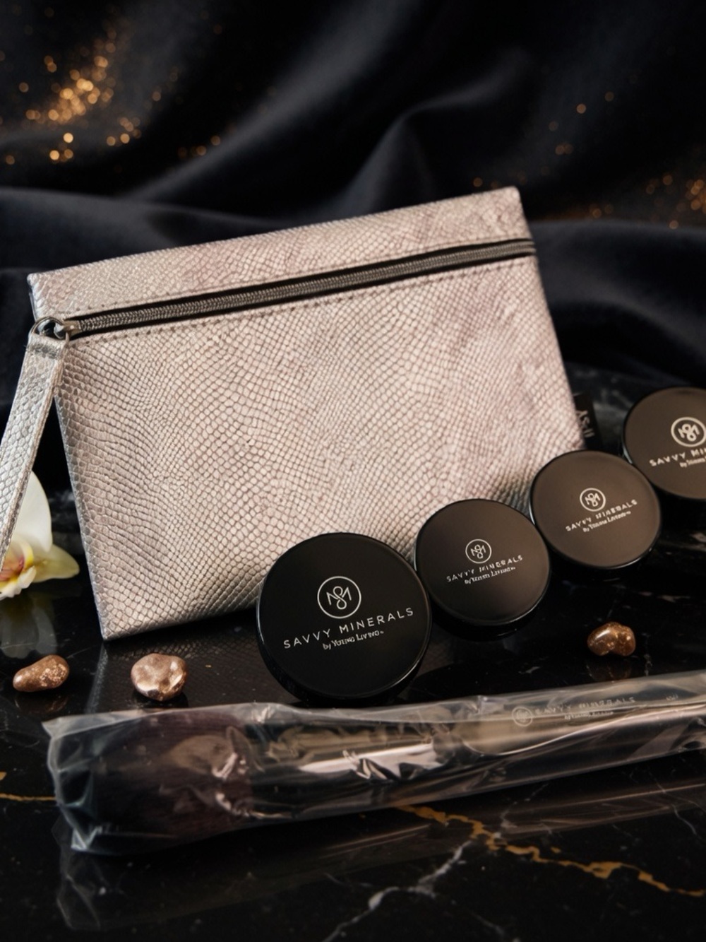 NIB Savvy Minerals Makeup Bundle Veil Brush Eyeshadows Bag